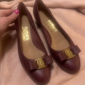 Salvatore Ferragamo Women's VARA shoe with low heel size 9 maroon